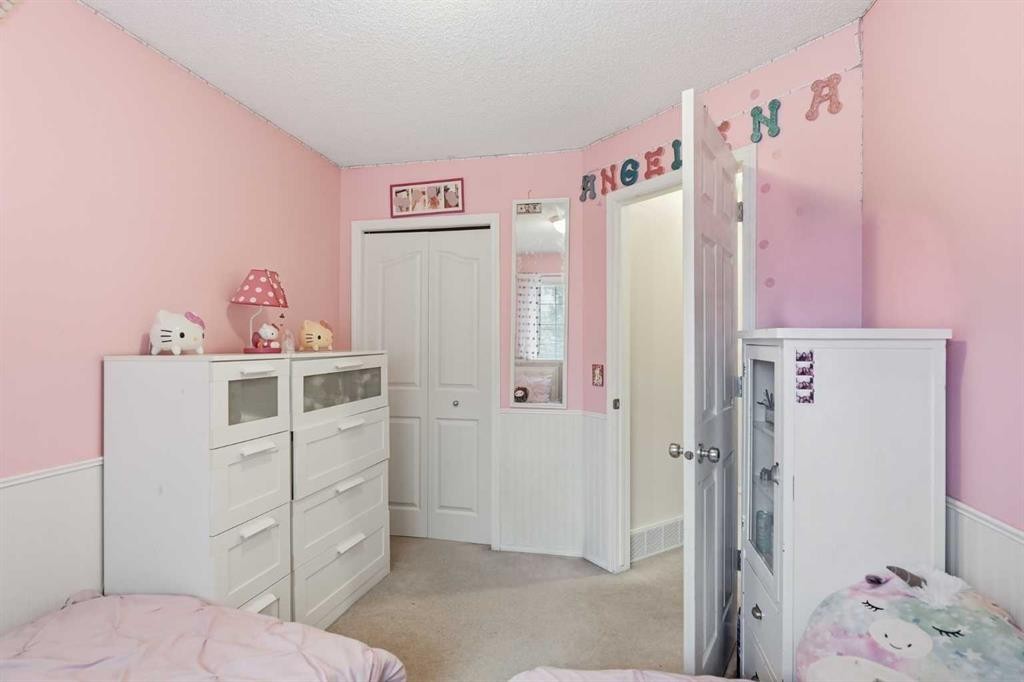 52 Douglas Glen Crescent Se, Calgary, AB - Indoor Photo Showing Bedroom