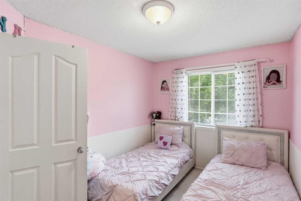 52 Douglas Glen Crescent Se, Calgary, AB - Indoor Photo Showing Bedroom
