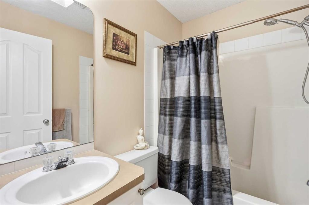 52 Douglas Glen Crescent Se, Calgary, AB - Indoor Photo Showing Bathroom