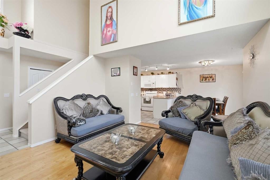 52 Douglas Glen Crescent Se, Calgary, AB - Indoor Photo Showing Living Room