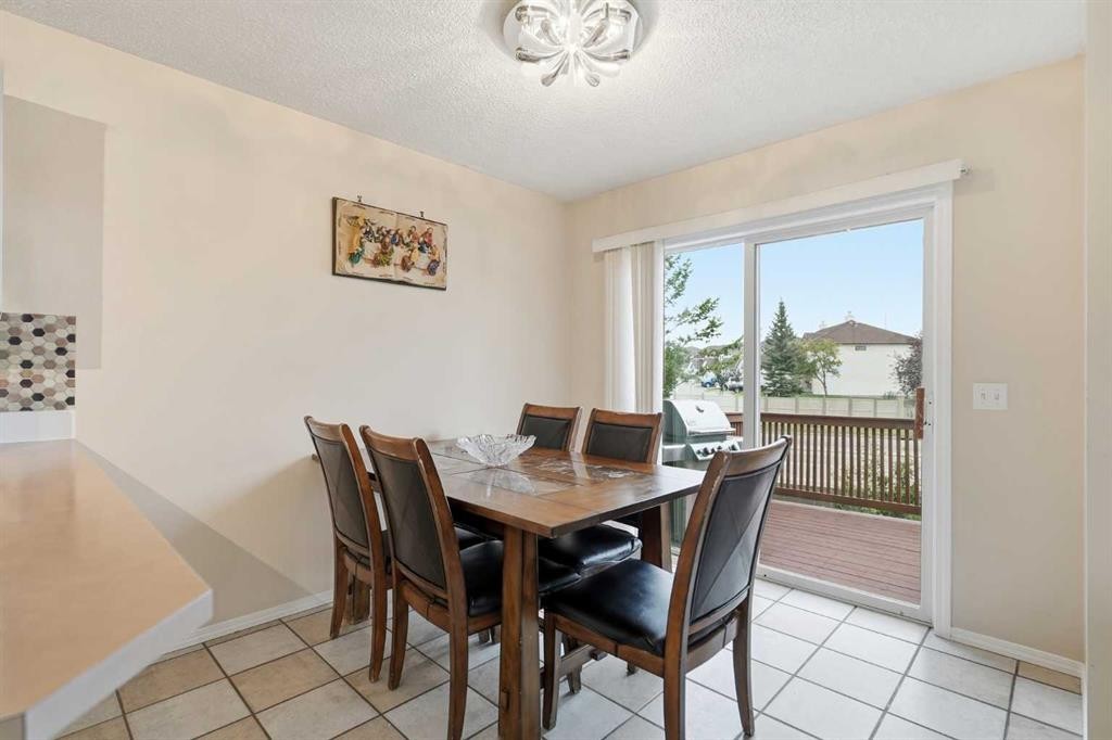 52 Douglas Glen Crescent Se, Calgary, AB - Indoor Photo Showing Dining Room