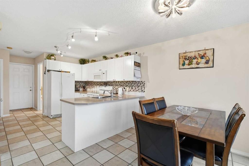 52 Douglas Glen Crescent Se, Calgary, AB - Indoor