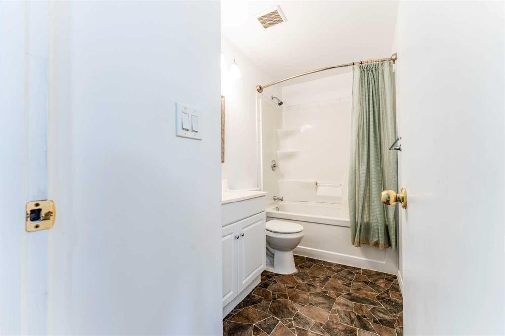 2906 Doverville Crescent Se, Calgary, AB - Indoor Photo Showing Bathroom