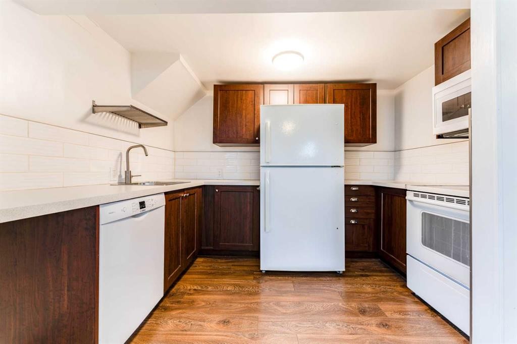 2906 Doverville Crescent Se, Calgary, AB - Indoor Photo Showing Kitchen
