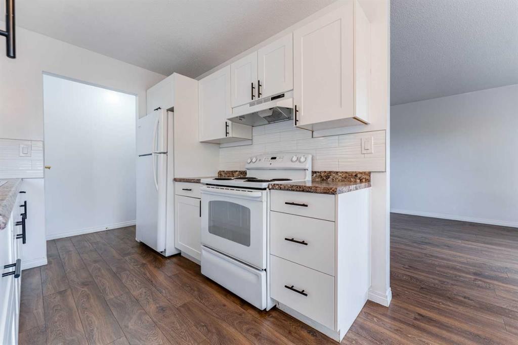 2906 Doverville Crescent Se, Calgary, AB - Indoor Photo Showing Kitchen