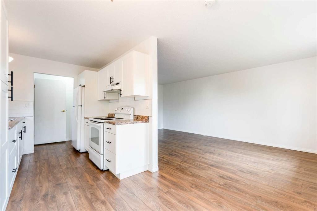 2906 Doverville Crescent Se, Calgary, AB - Indoor Photo Showing Kitchen