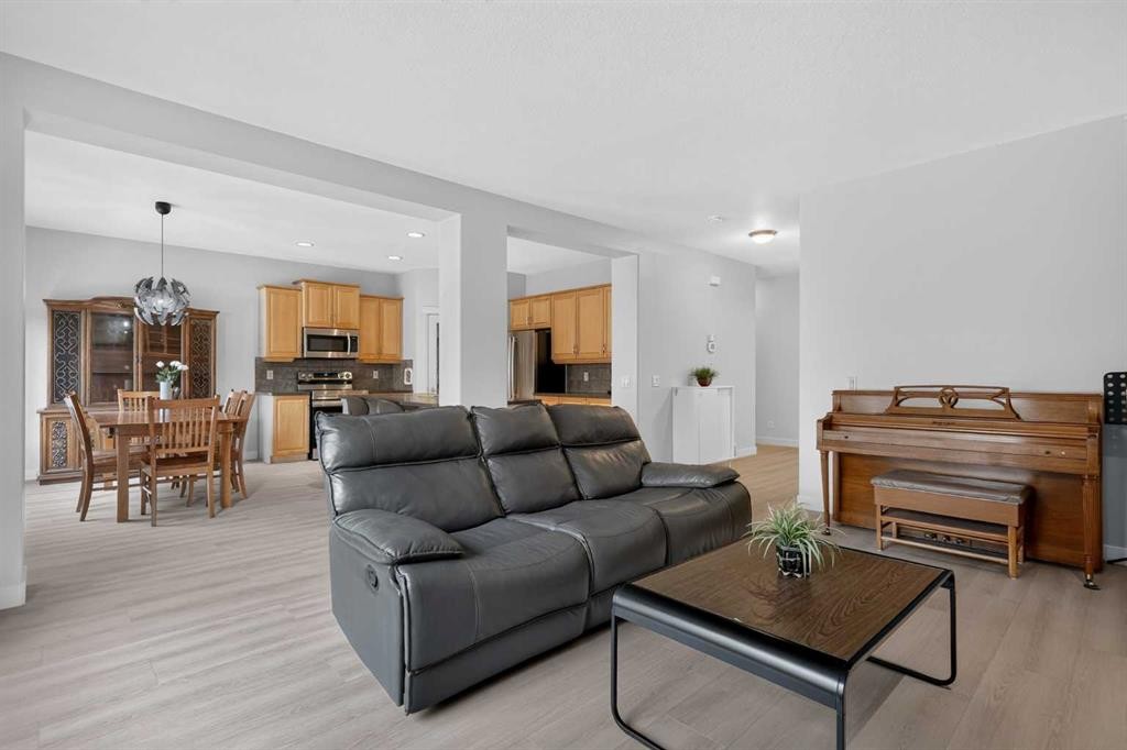 646 Chaparral Drive Se, Calgary, AB - Indoor Photo Showing Living Room