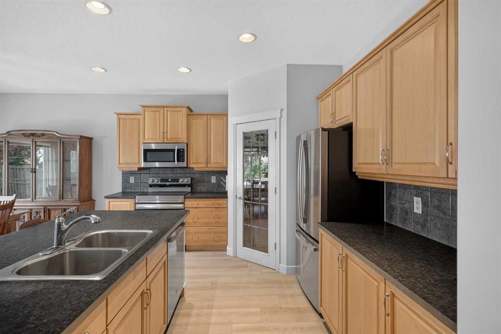 646 Chaparral Drive Se, Calgary, AB - Indoor Photo Showing Kitchen With Double Sink