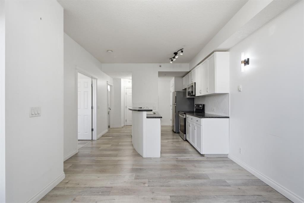 438-930 Centre Avenue Ne, Calgary, AB - Indoor Photo Showing Kitchen
