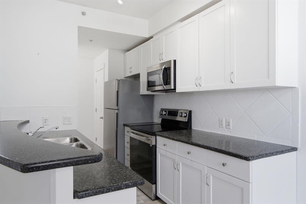 438-930 Centre Avenue Ne, Calgary, AB - Indoor Photo Showing Kitchen With Double Sink