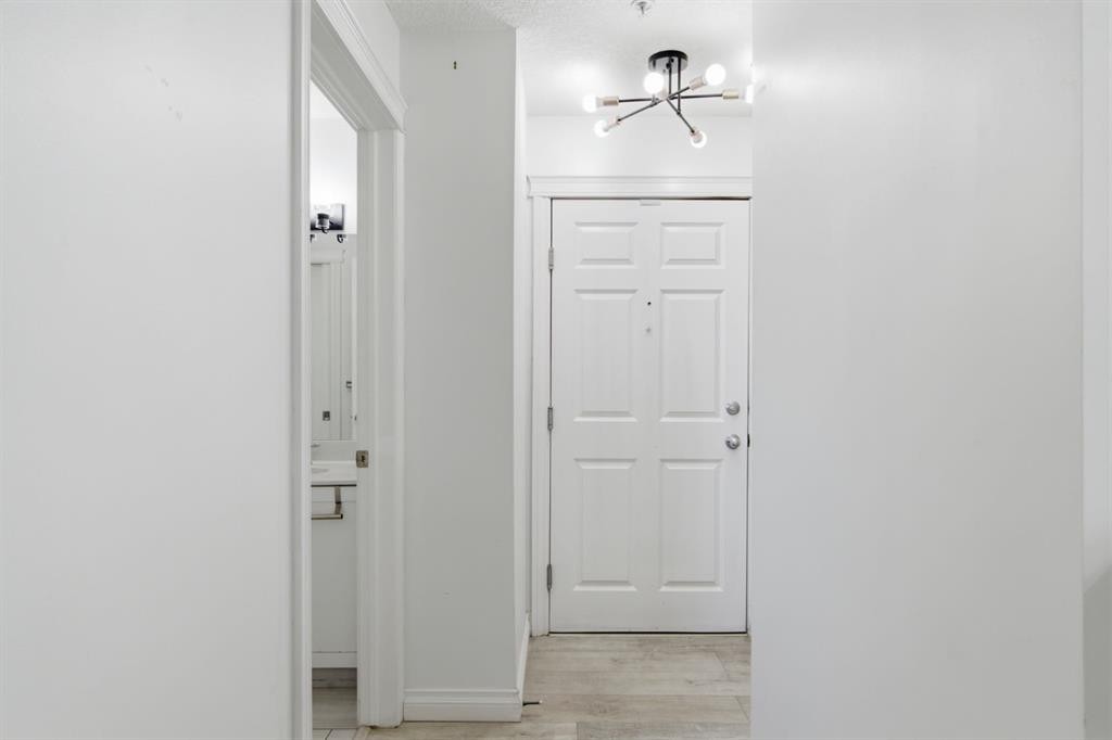 438-930 Centre Avenue Ne, Calgary, AB - Indoor Photo Showing Other Room