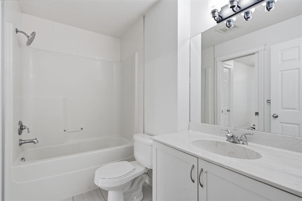 438-930 Centre Avenue Ne, Calgary, AB - Indoor Photo Showing Bathroom