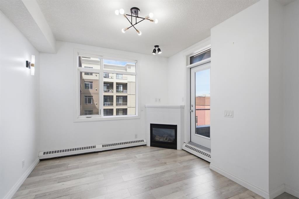 438-930 Centre Avenue Ne, Calgary, AB - Indoor With Fireplace