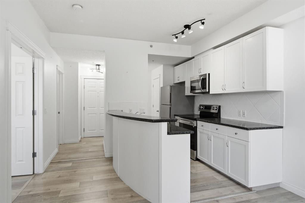 438-930 Centre Avenue Ne, Calgary, AB - Indoor Photo Showing Kitchen