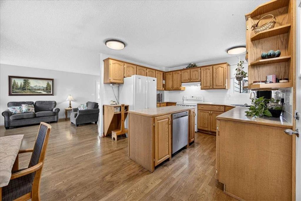 80 Templevale Way Ne, Calgary, AB - Indoor Photo Showing Kitchen