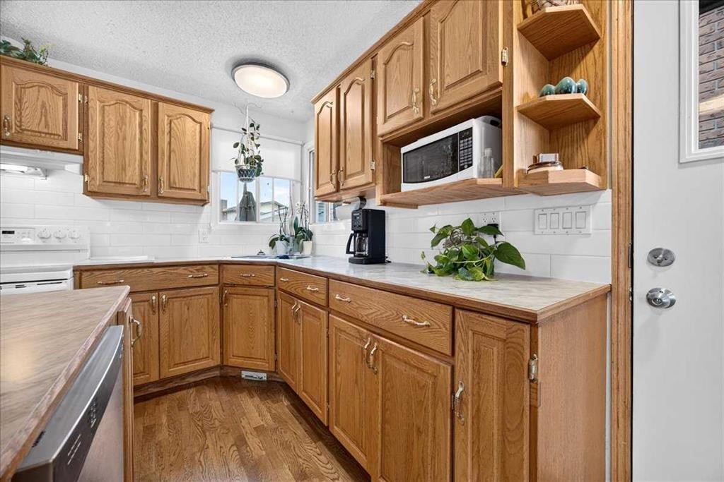 80 Templevale Way Ne, Calgary, AB - Indoor Photo Showing Kitchen