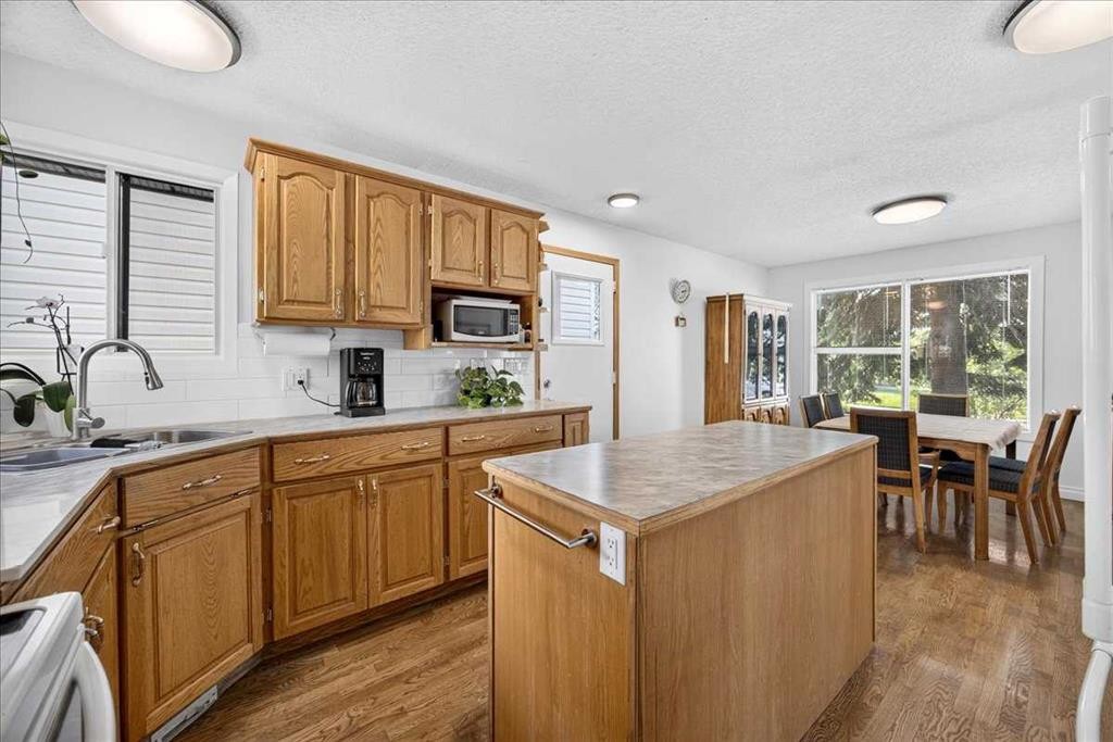 80 Templevale Way Ne, Calgary, AB - Indoor Photo Showing Kitchen With Double Sink