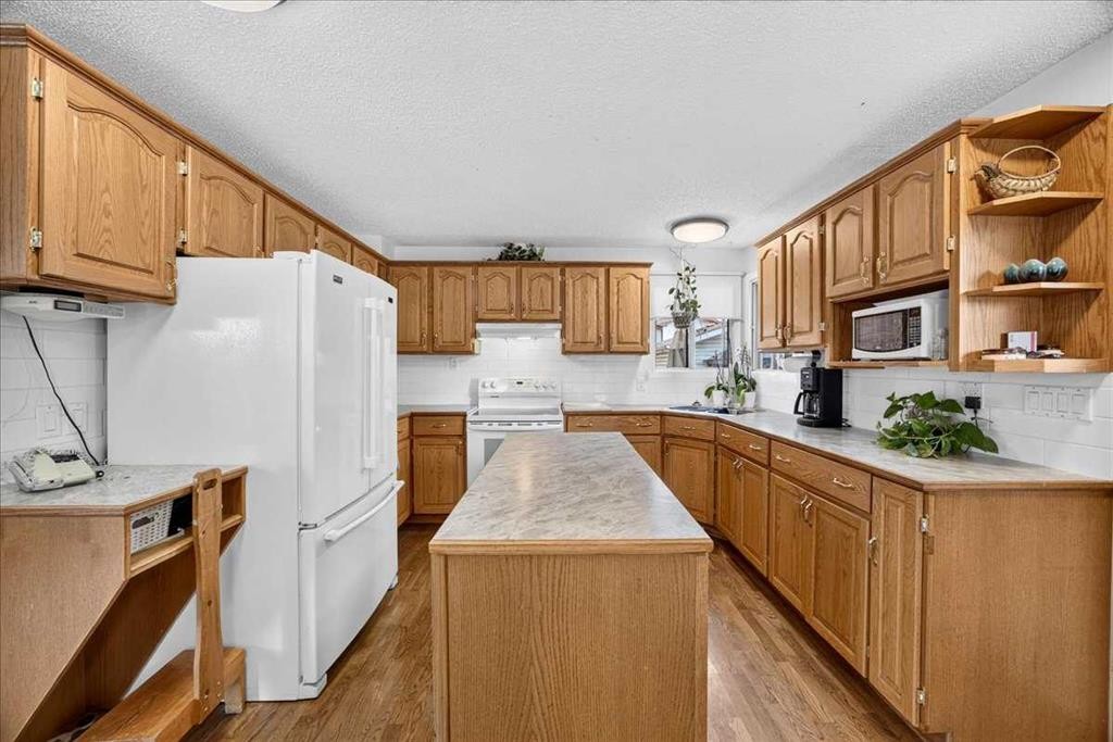80 Templevale Way Ne, Calgary, AB - Indoor Photo Showing Kitchen With Double Sink