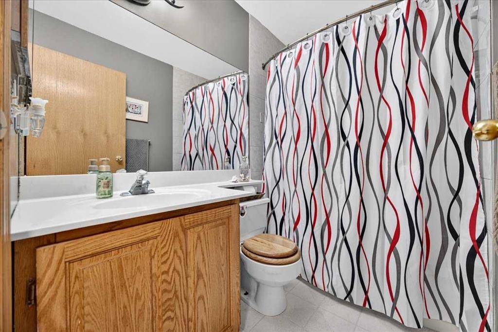 80 Templevale Way Ne, Calgary, AB - Indoor Photo Showing Bathroom