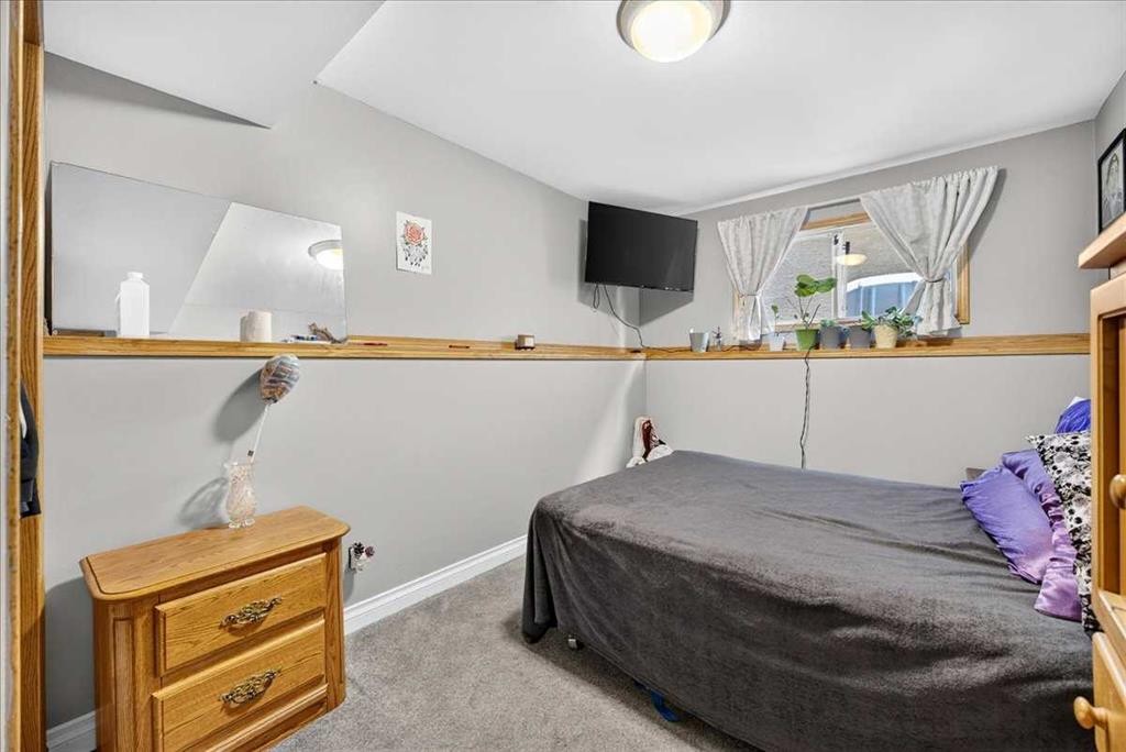 80 Templevale Way Ne, Calgary, AB - Indoor Photo Showing Bedroom