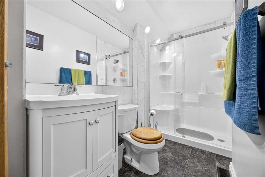 80 Templevale Way Ne, Calgary, AB - Indoor Photo Showing Bathroom