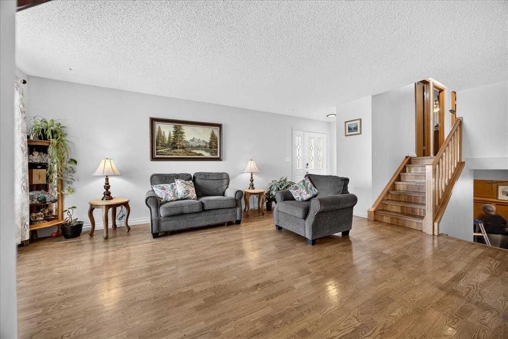 80 Templevale Way Ne, Calgary, AB - Indoor Photo Showing Living Room