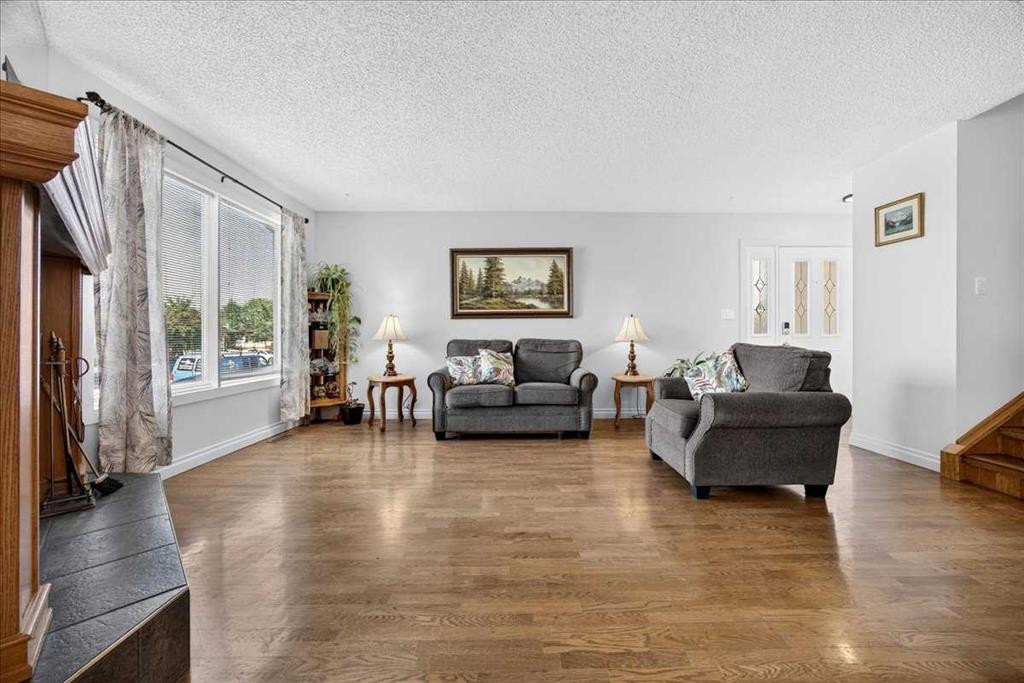 80 Templevale Way Ne, Calgary, AB - Indoor Photo Showing Living Room