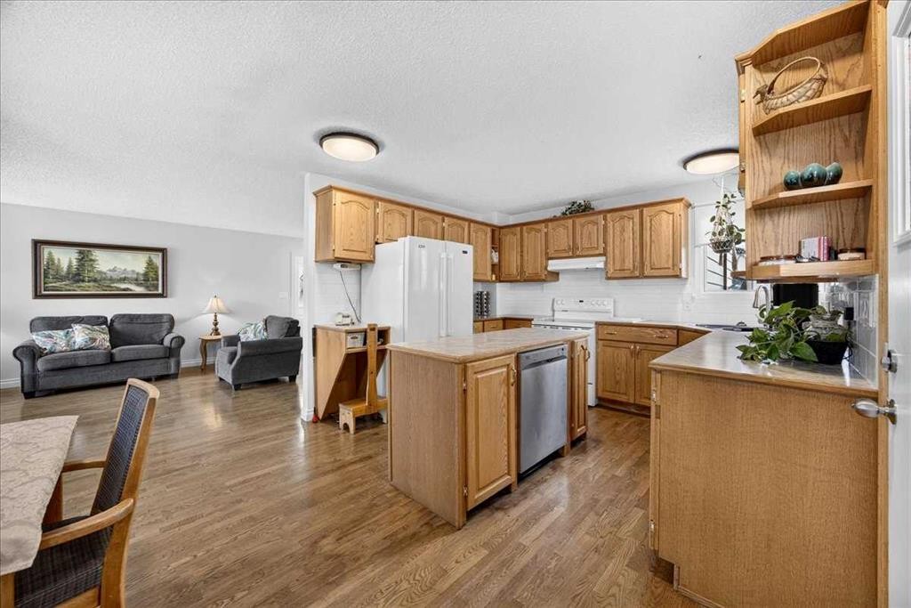 80 Templevale Way Ne, Calgary, AB - Indoor Photo Showing Kitchen
