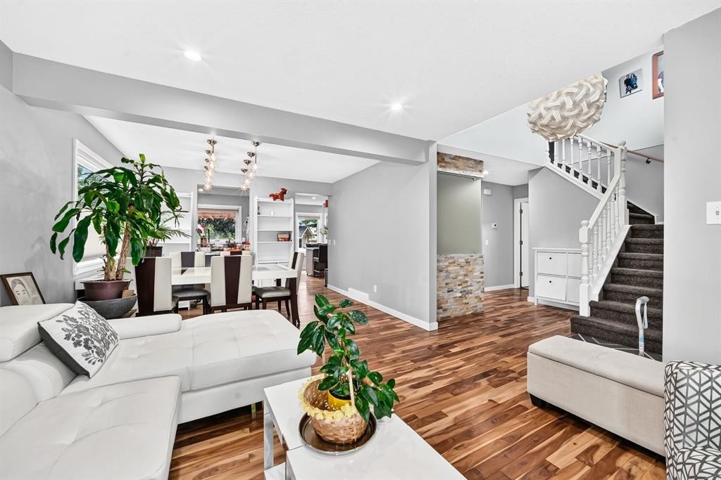 139 Hawkville Close Nw, Calgary, AB - Indoor Photo Showing Living Room