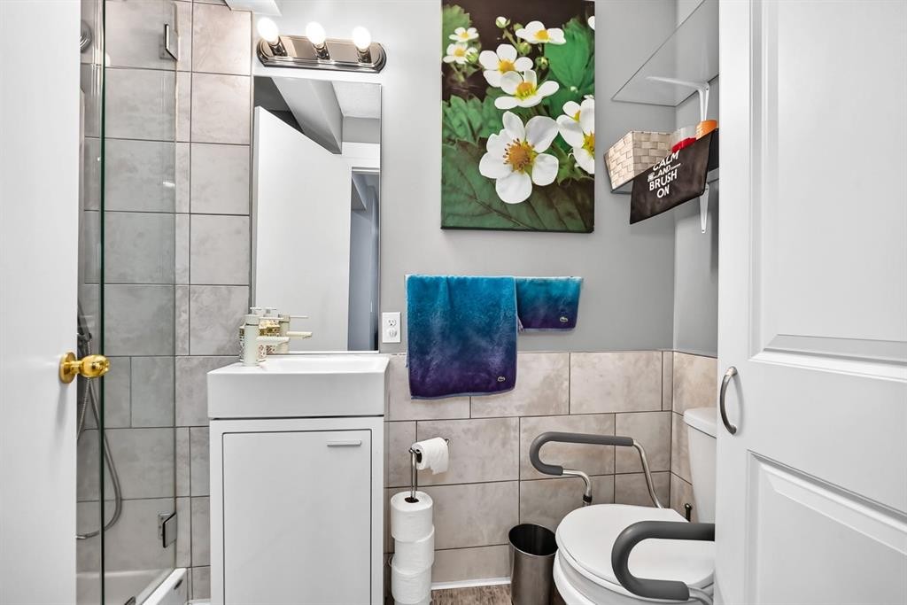 139 Hawkville Close Nw, Calgary, AB - Indoor Photo Showing Bathroom