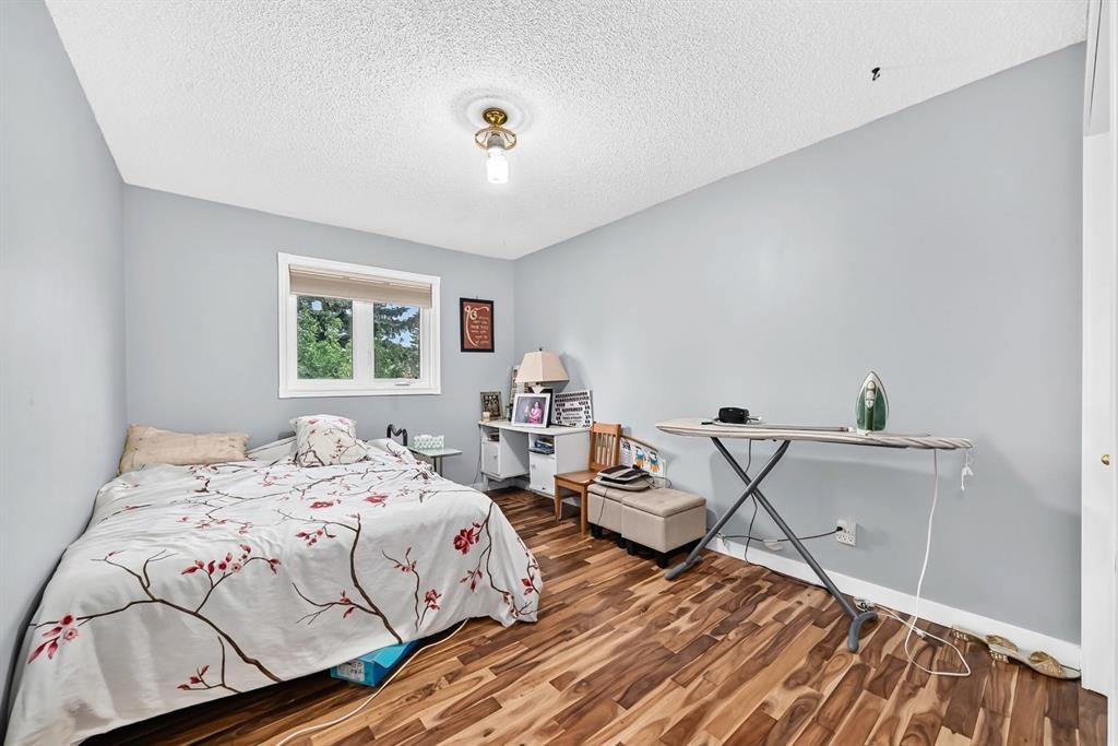 139 Hawkville Close Nw, Calgary, AB - Indoor Photo Showing Bedroom