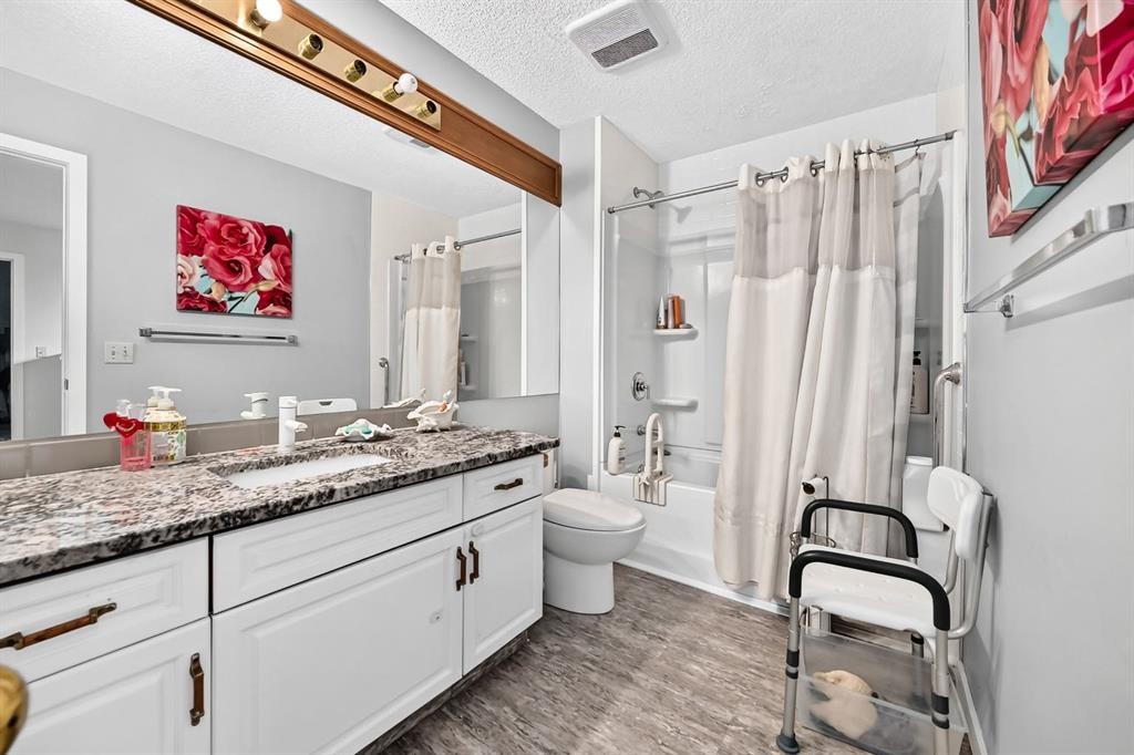 139 Hawkville Close Nw, Calgary, AB - Indoor Photo Showing Bathroom