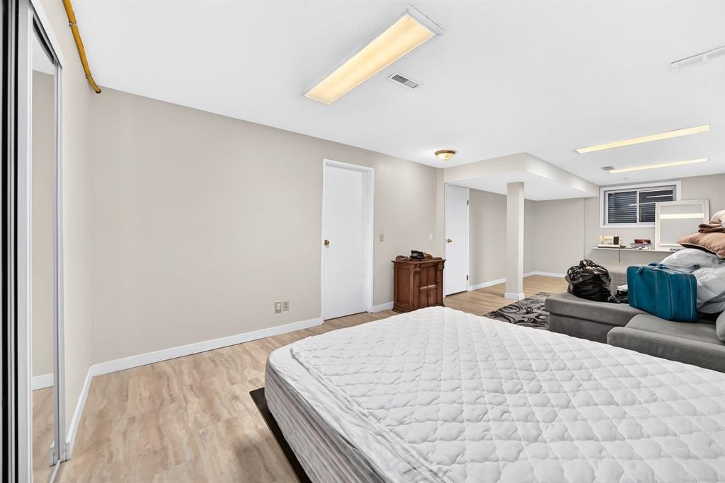 139 Hawkville Close Nw, Calgary, AB - Indoor Photo Showing Bedroom