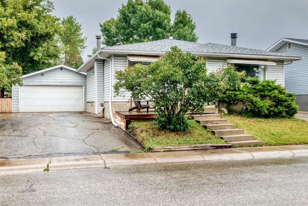 1949 Lytton Crescent Se, Calgary, AB - Outdoor