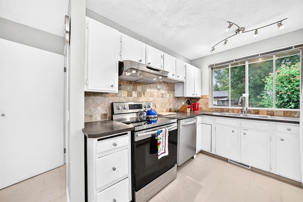 1949 Lytton Crescent Se, Calgary, AB - Indoor Photo Showing Kitchen With Double Sink