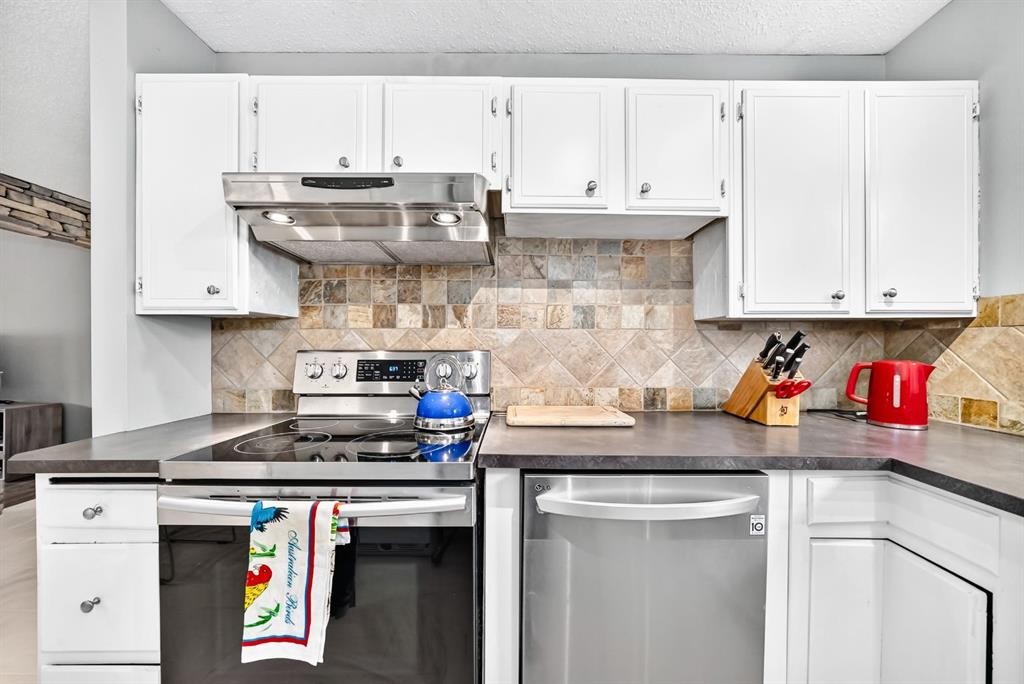 1949 Lytton Crescent Se, Calgary, AB - Indoor Photo Showing Kitchen