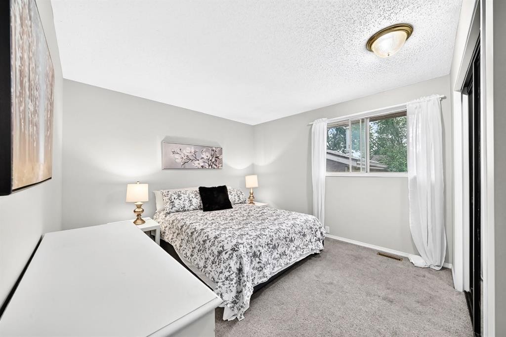 1949 Lytton Crescent Se, Calgary, AB - Indoor Photo Showing Bedroom