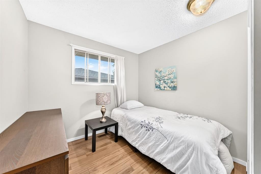 1949 Lytton Crescent Se, Calgary, AB - Indoor Photo Showing Bedroom