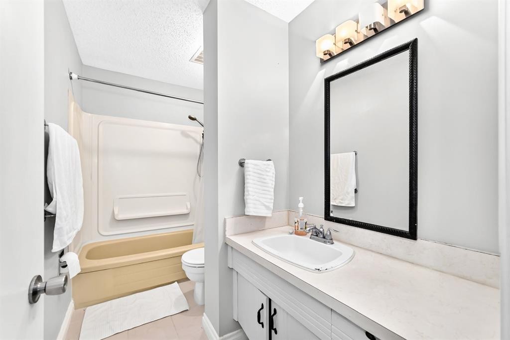 1949 Lytton Crescent Se, Calgary, AB - Indoor Photo Showing Bathroom