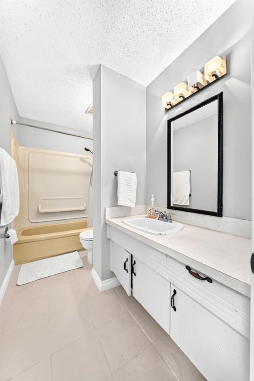 1949 Lytton Crescent Se, Calgary, AB - Indoor Photo Showing Bathroom