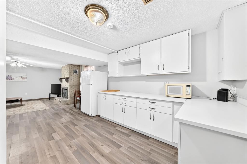 1949 Lytton Crescent Se, Calgary, AB - Indoor Photo Showing Kitchen