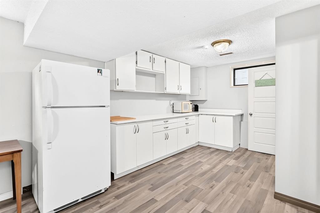 1949 Lytton Crescent Se, Calgary, AB - Indoor Photo Showing Kitchen