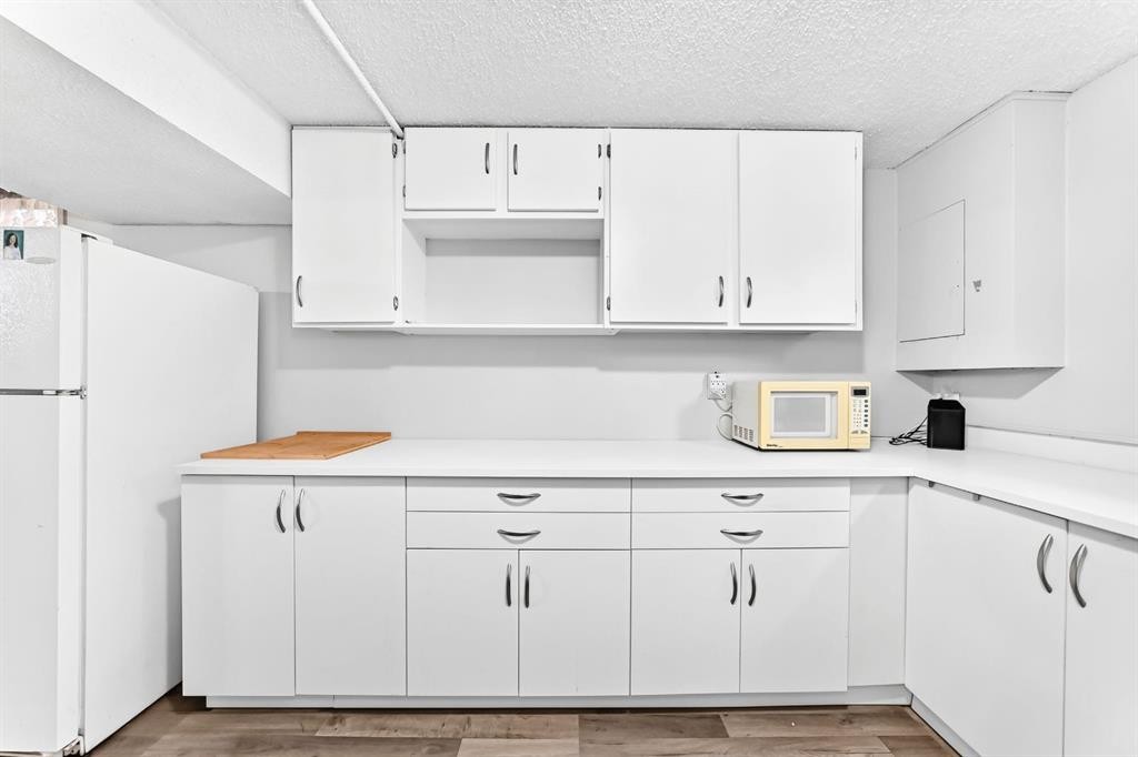 1949 Lytton Crescent Se, Calgary, AB - Indoor Photo Showing Kitchen