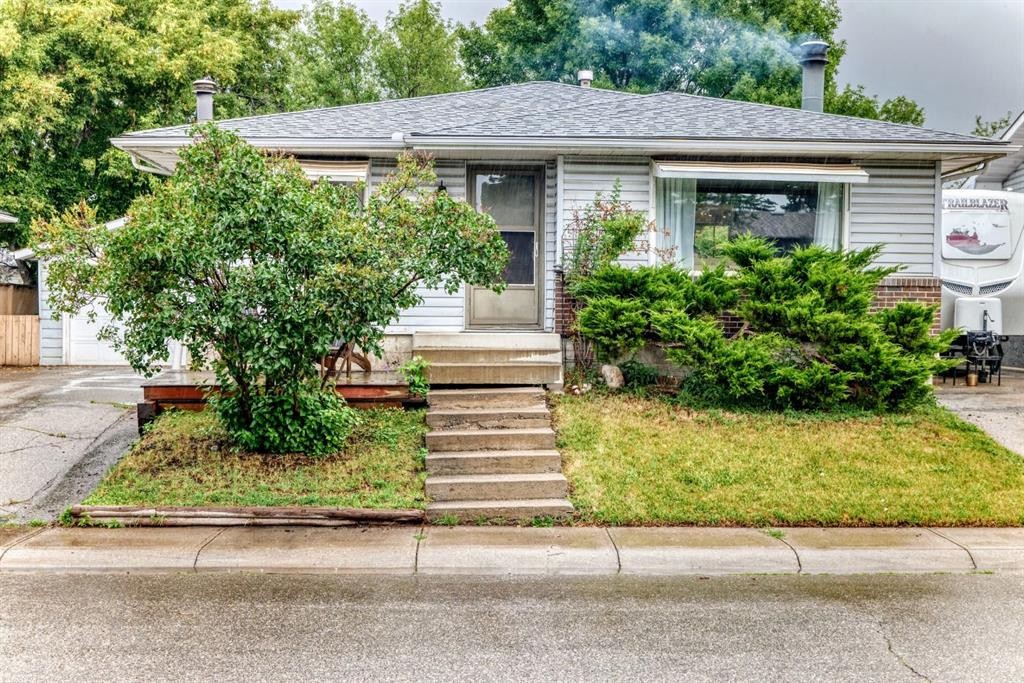 1949 Lytton Crescent Se, Calgary, AB - Outdoor