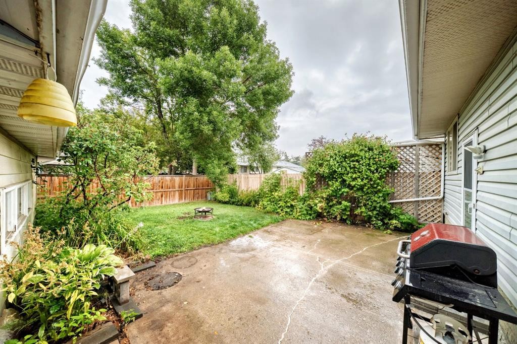1949 Lytton Crescent Se, Calgary, AB - Outdoor With Exterior
