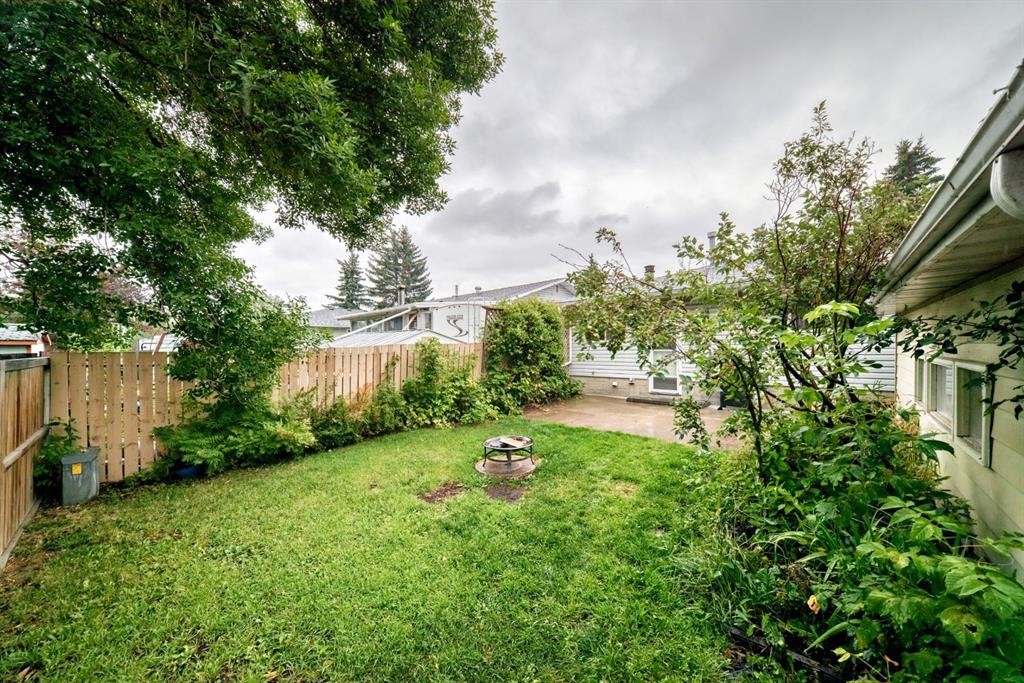 1949 Lytton Crescent Se, Calgary, AB - Outdoor