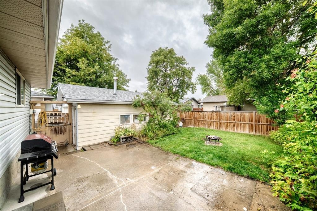 1949 Lytton Crescent Se, Calgary, AB - Outdoor