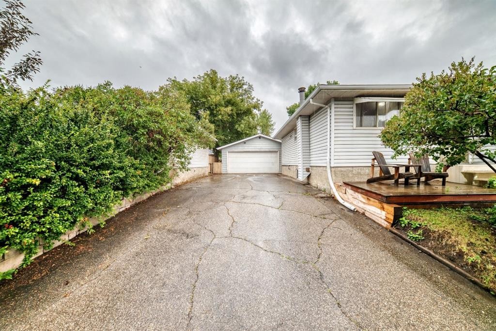1949 Lytton Crescent Se, Calgary, AB - Outdoor