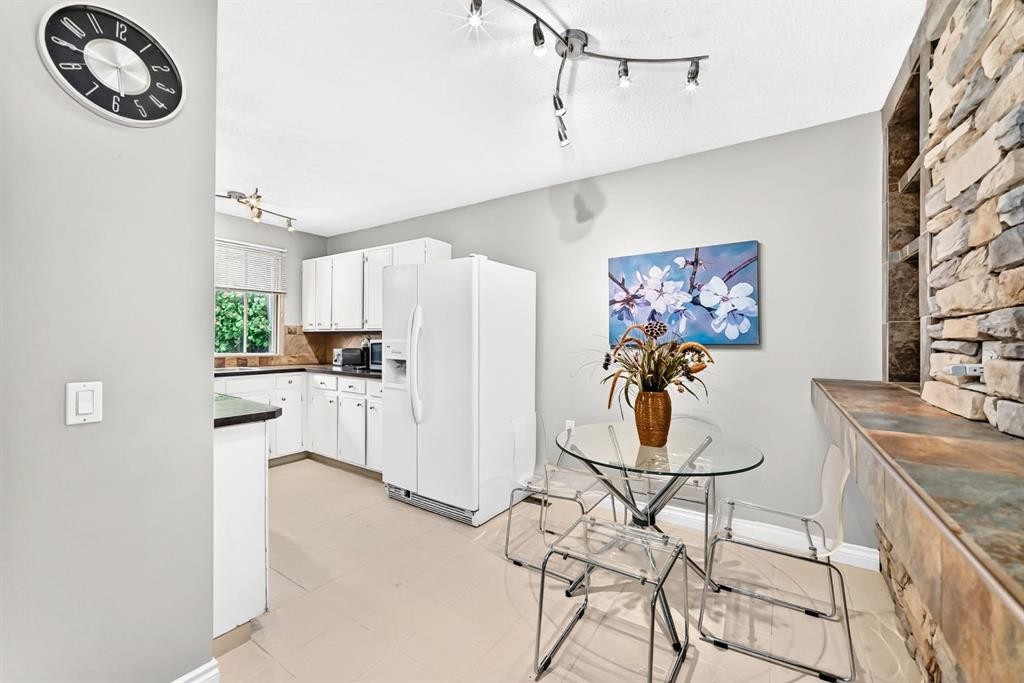 1949 Lytton Crescent Se, Calgary, AB - Indoor Photo Showing Kitchen