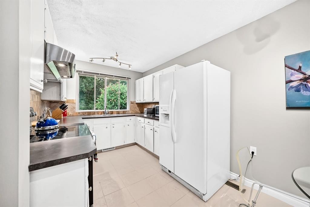1949 Lytton Crescent Se, Calgary, AB - Indoor Photo Showing Kitchen